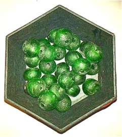 Groene glaskralen, maat 7a =  1,6 x 1,9 cm. per stuk