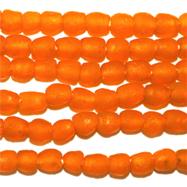 Oranje glaskralen, maat 2A = 0,75 x 0,75 cm.