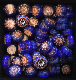 Glaskralen met bloempje. blauw, 1 cm. per 5 stuks