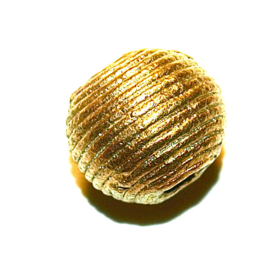 Dichte bronzen ronde kraal, draadvormig reliëf, maat 1 = 1 x 1 cm.