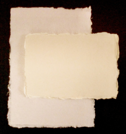 Katoenpapier met scheprand, ecru, A3 = 42 x 29,7 cm.