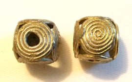 Bronzen kralen, kubus met cirkelspiralen, rijglengte 1,3 cm.