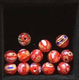 Millefiori glaskralen, rond, rood, 0,9 cm. set van 6 stuks