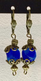 Bronzen oorhangers met glaskraal, donker blauw