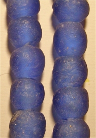 Paars/blauwe glaskralen, maat 5 = 1,2 x 1,3 cm.