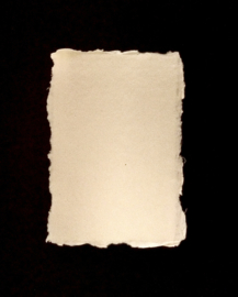 Katoenpapier met scheprand, ecru, A5 =  21 x 14,7 cm.