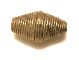 Dichte bronzen kraal, draadpatroon, rijglengte 2 cm.