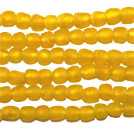 Gele doorzichtige glaskralen, maat 2A = 0,75 x 0,75 cm.