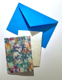 Kaart dubbel, handgeschept gemarmerd papier, blauwe envelop