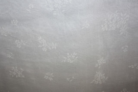 Wit met witte bloemetjes