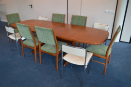 ruime eettafel met 6 stoelen