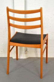 zes eetkamerstoelen