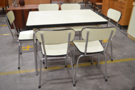 formica  tafel met bijbehorende stoelen