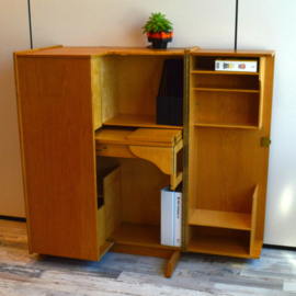 bureau in een kast