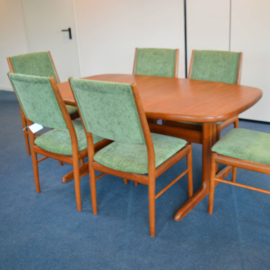 ruime eettafel met 6 stoelen