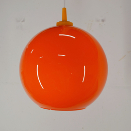 bolvormige oranje hanglamp
