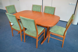 ruime eettafel met 6 stoelen