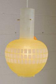 gele bolvormige lamp