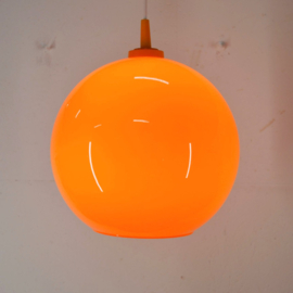 bolvormige oranje hanglamp