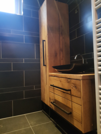Badkamer meubel op maat met bijpassende hoge kast van oud geschaafd eiken hout