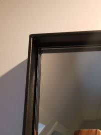 Spiegel met stalen lijst frame