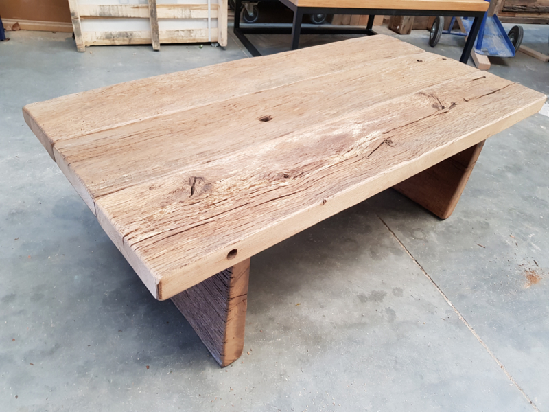 salontafel eiken wagonplanken met houten onderstel Salontafels eiken