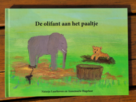 De olifant aan het paaltje