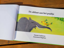 De olifant aan het paaltje