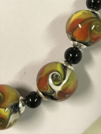 Ketting met handgemaakte swirl kralen, oranje geel