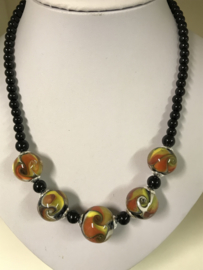 Ketting met handgemaakte swirl kralen, oranje geel