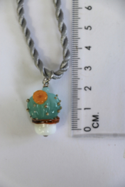 cactus met gele bloem in witte pot