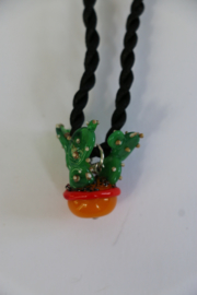 cactus in oker pot met rode rand