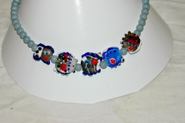 Ketting met handgemaakte kralen, blauw en grijstinten