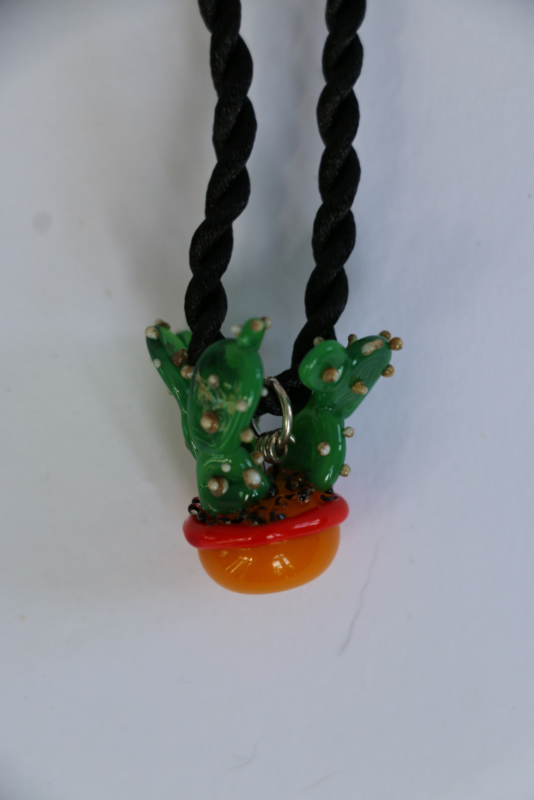 cactus in oker pot met rode rand