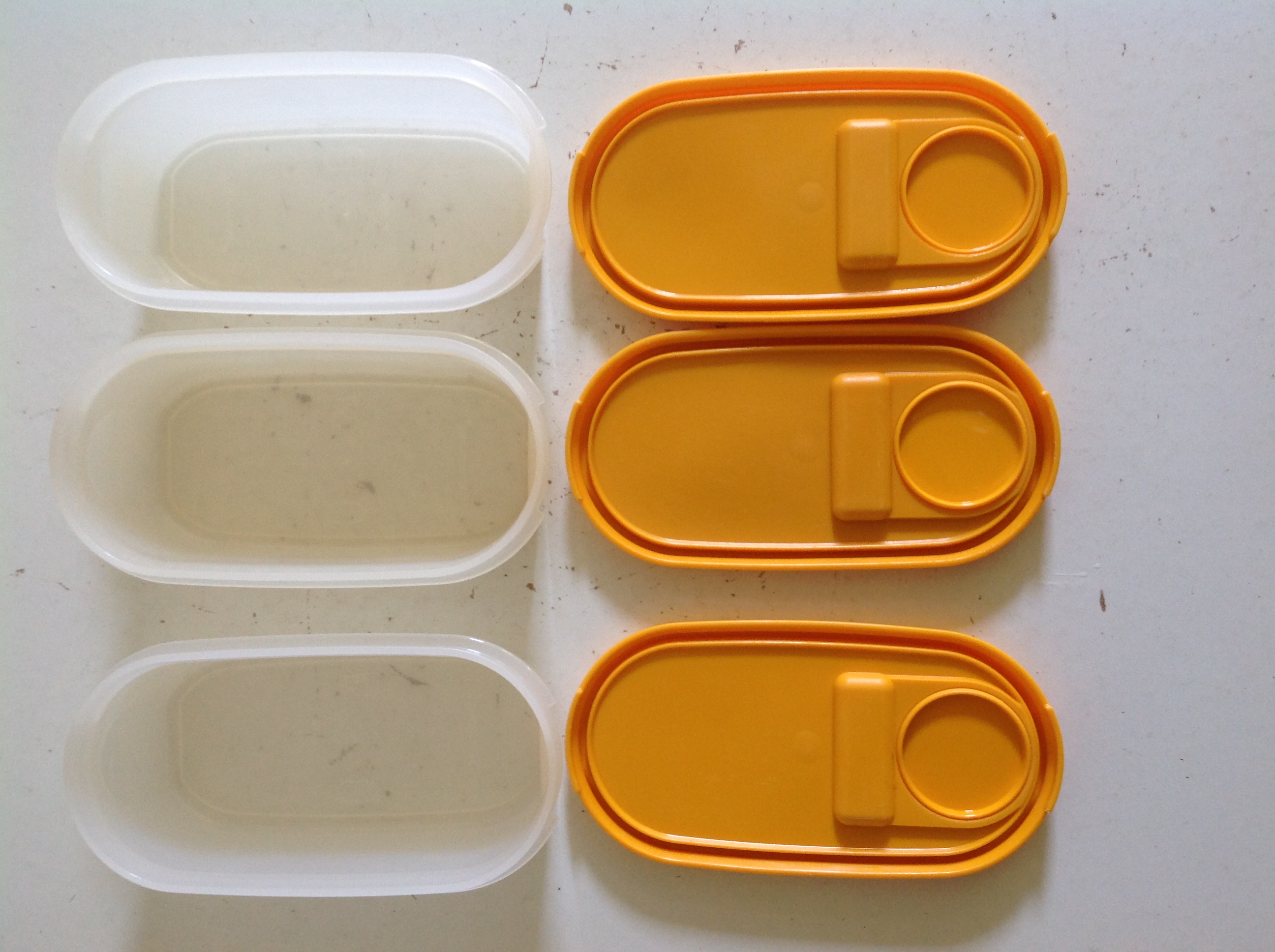 Bakje. Oranje. Tupperware.