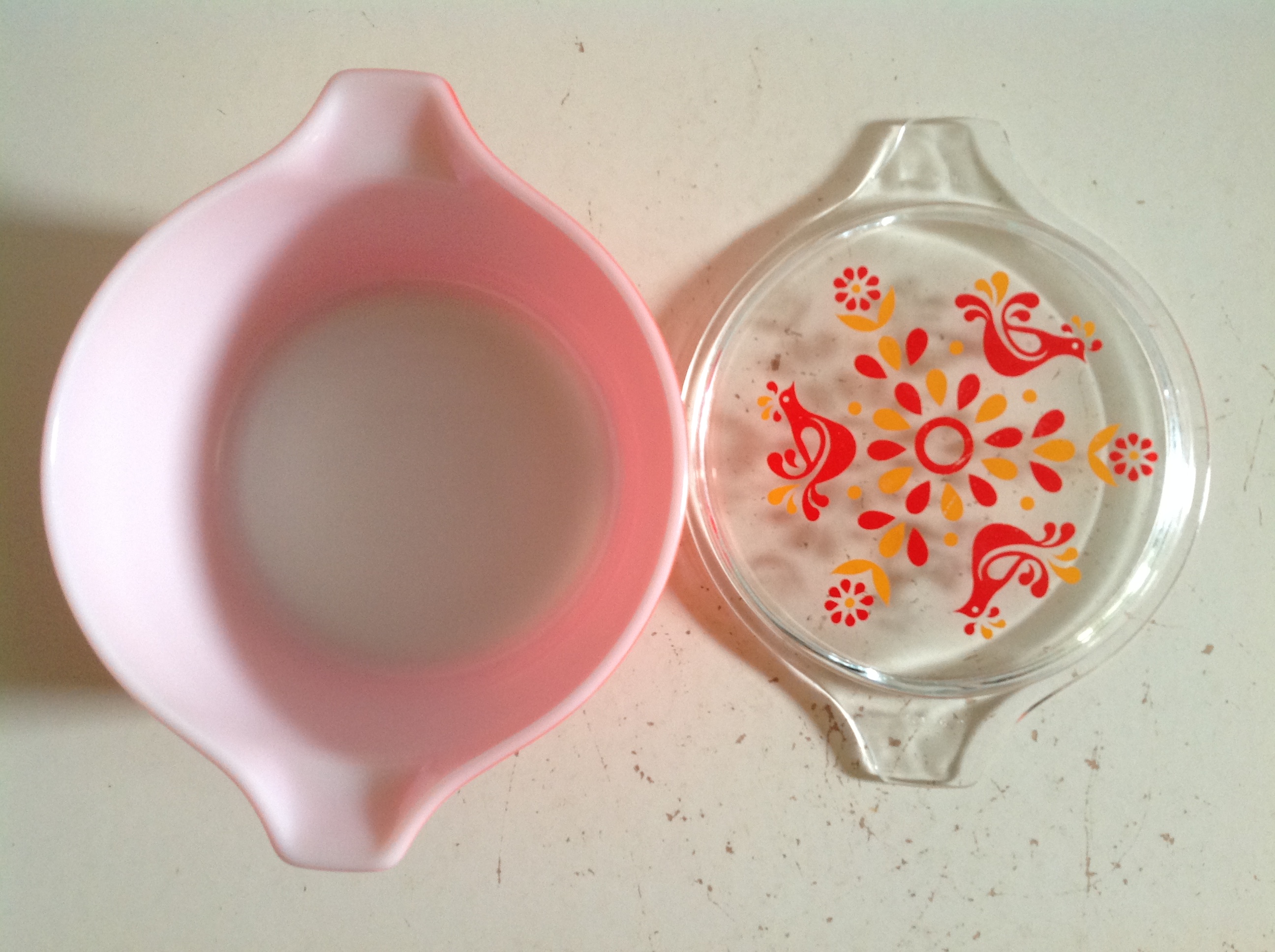 Schaal. Merk: Pyrex.