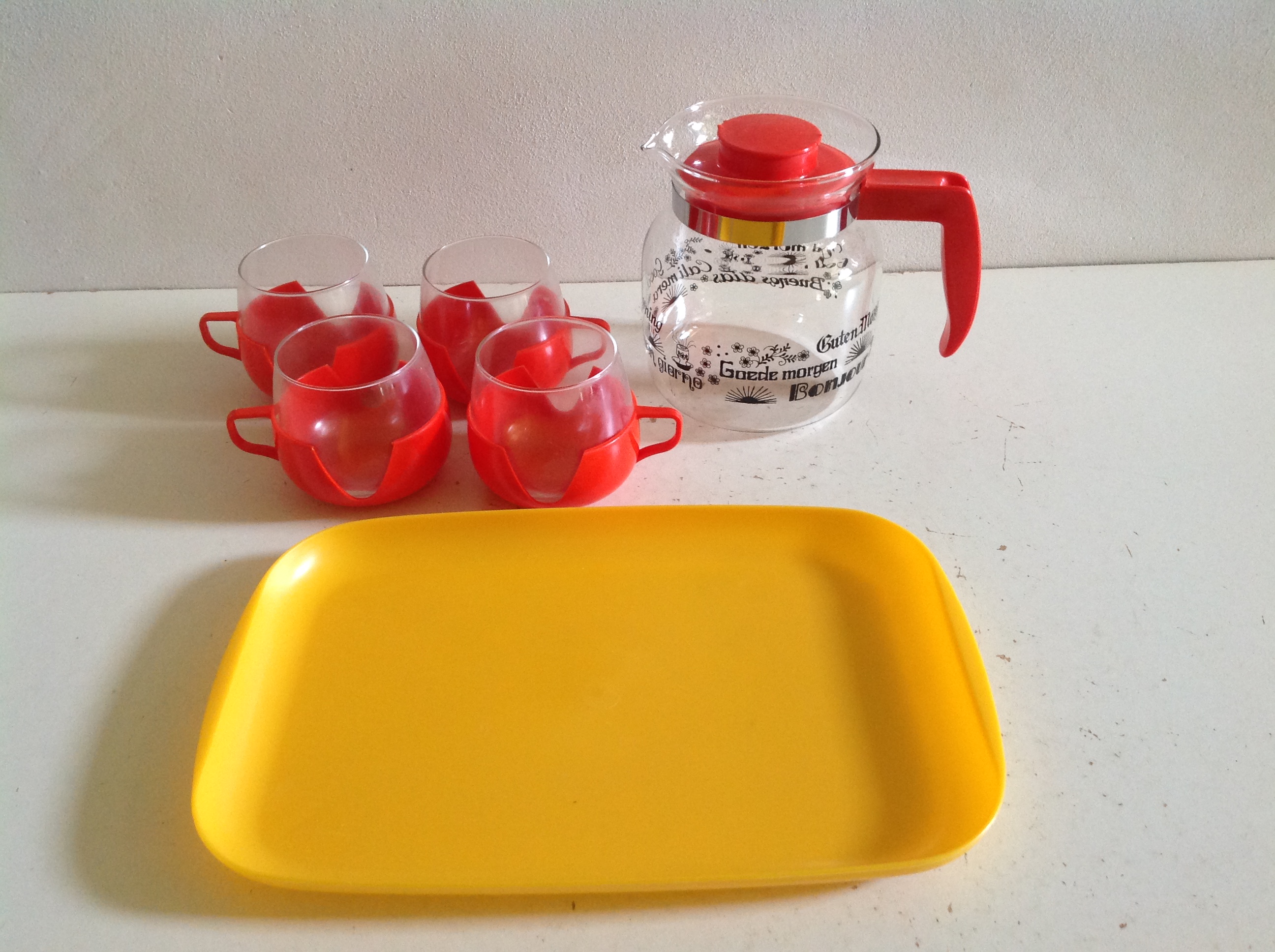 Set theeglazen, theepot en dienblad.