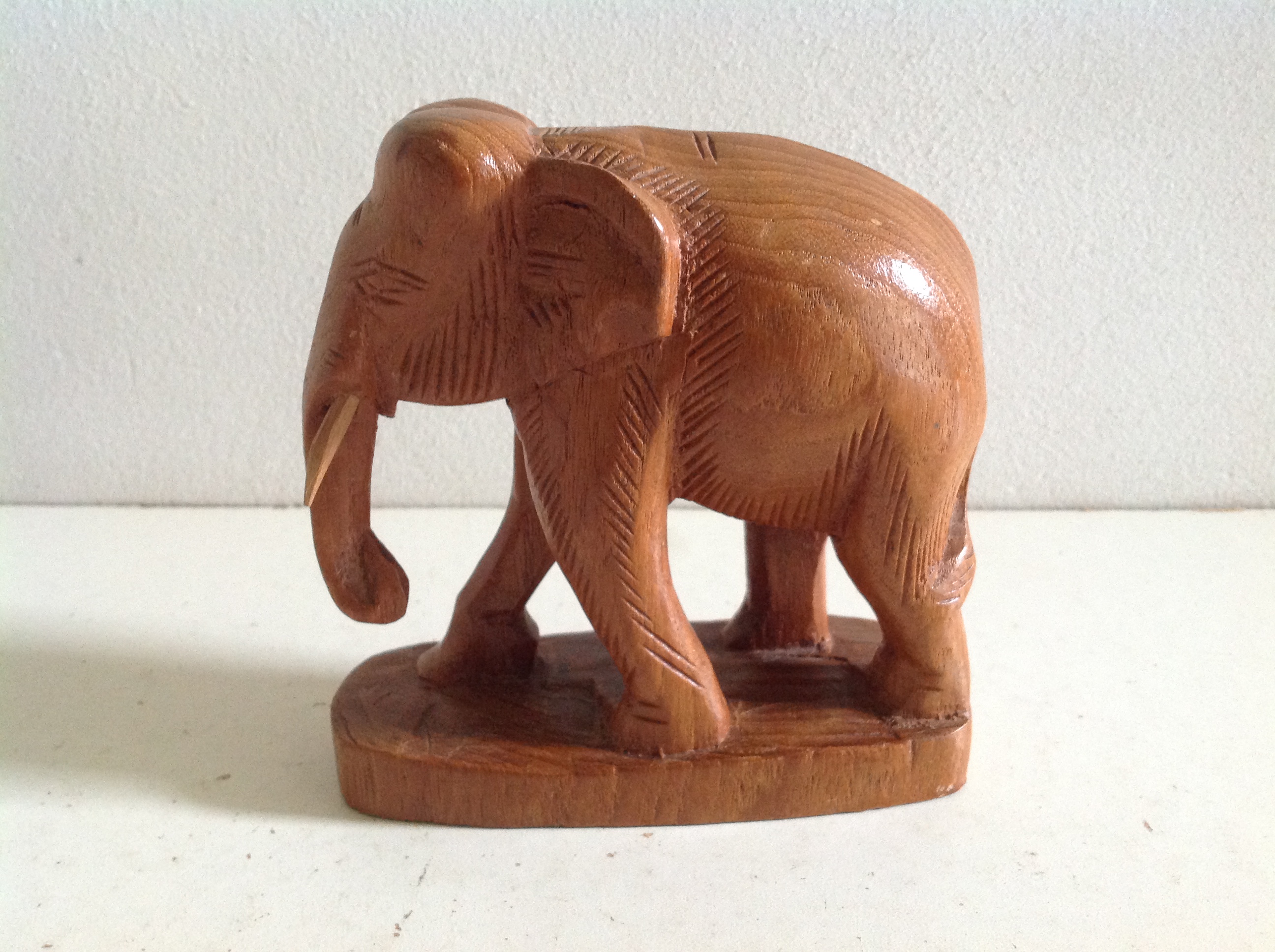 Olifant. Hout.