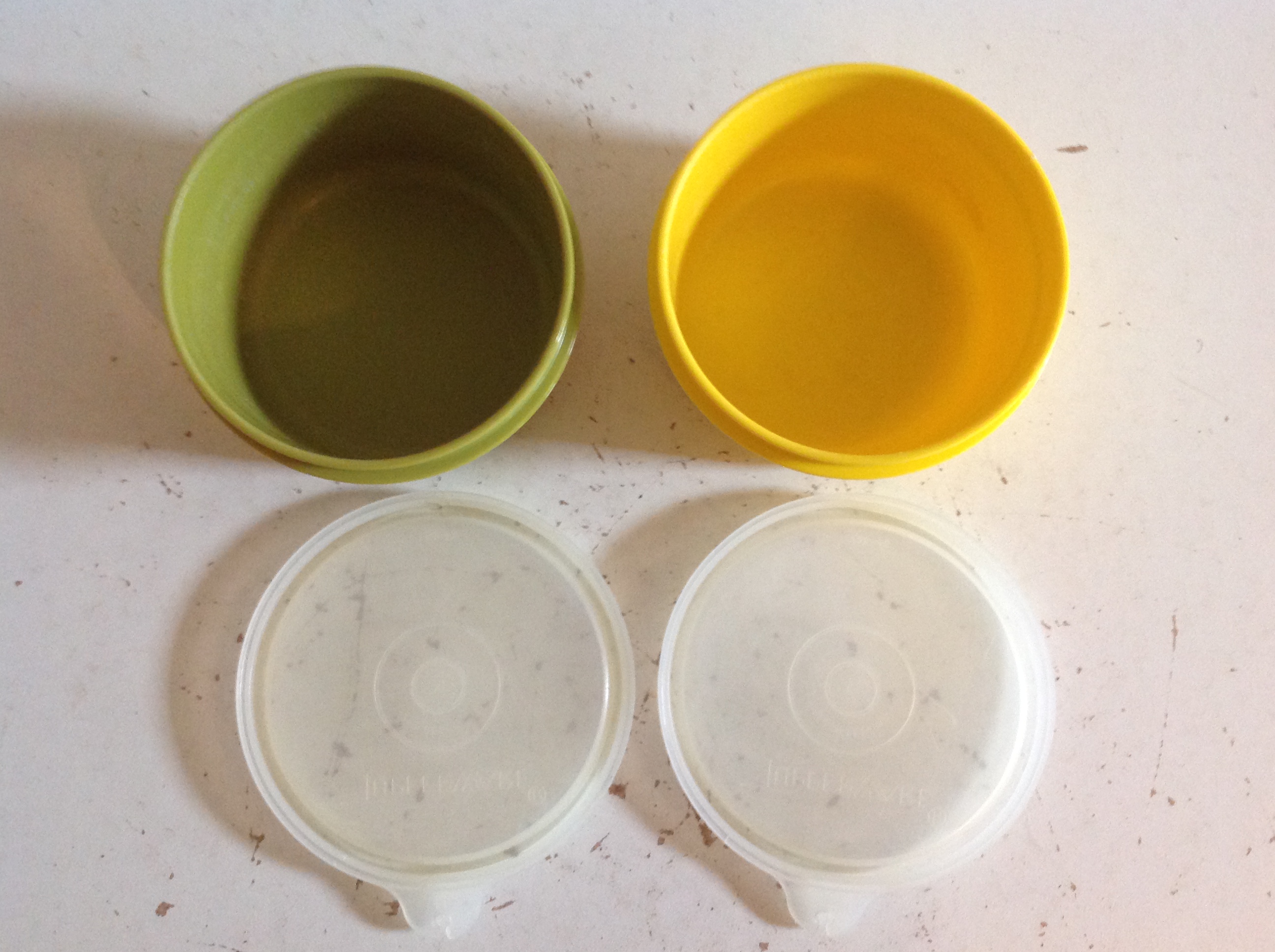 Tupperware bakje. Citroengeel.