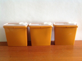 Tupperware voorraadbus.