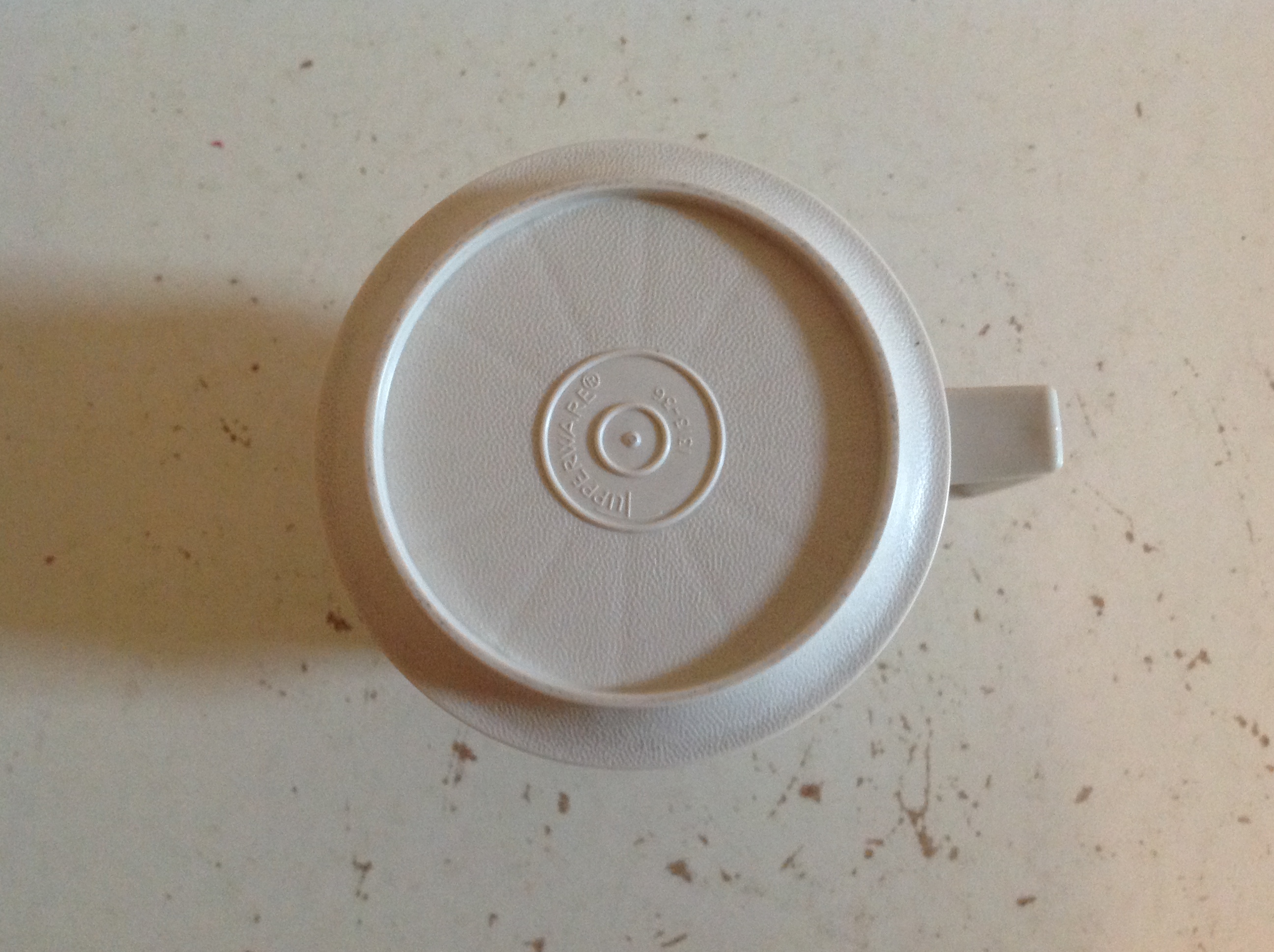 Kop en schotel/deksel. Wit. Tupperware.