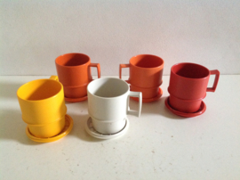 Kop en schotel/deksel. Roodbruin. Tupperware.