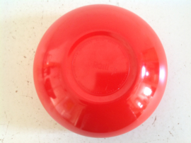 Schaal. Rood en groot.