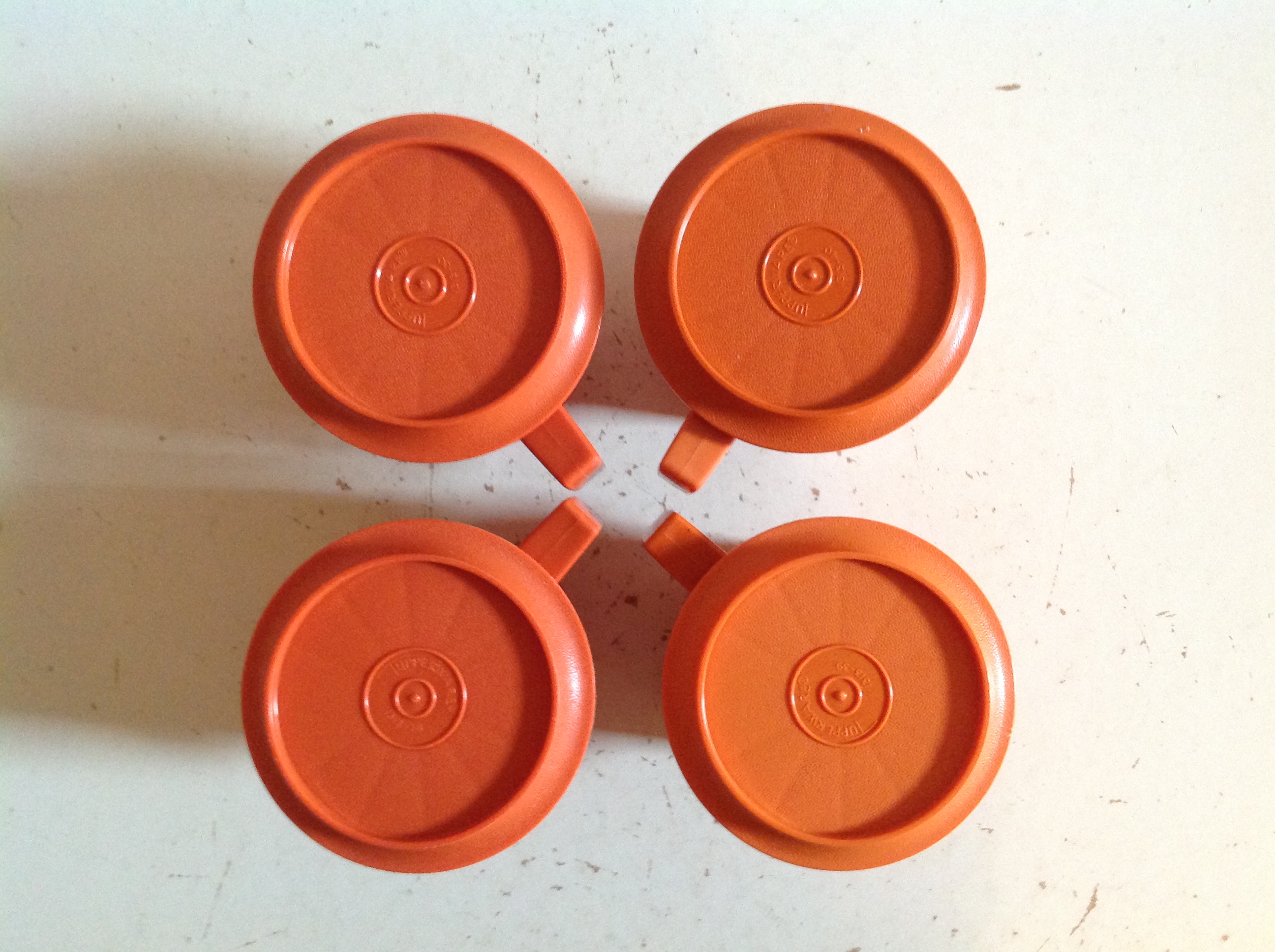 Kop en schotel/deksel. Oranje. Tupperware.