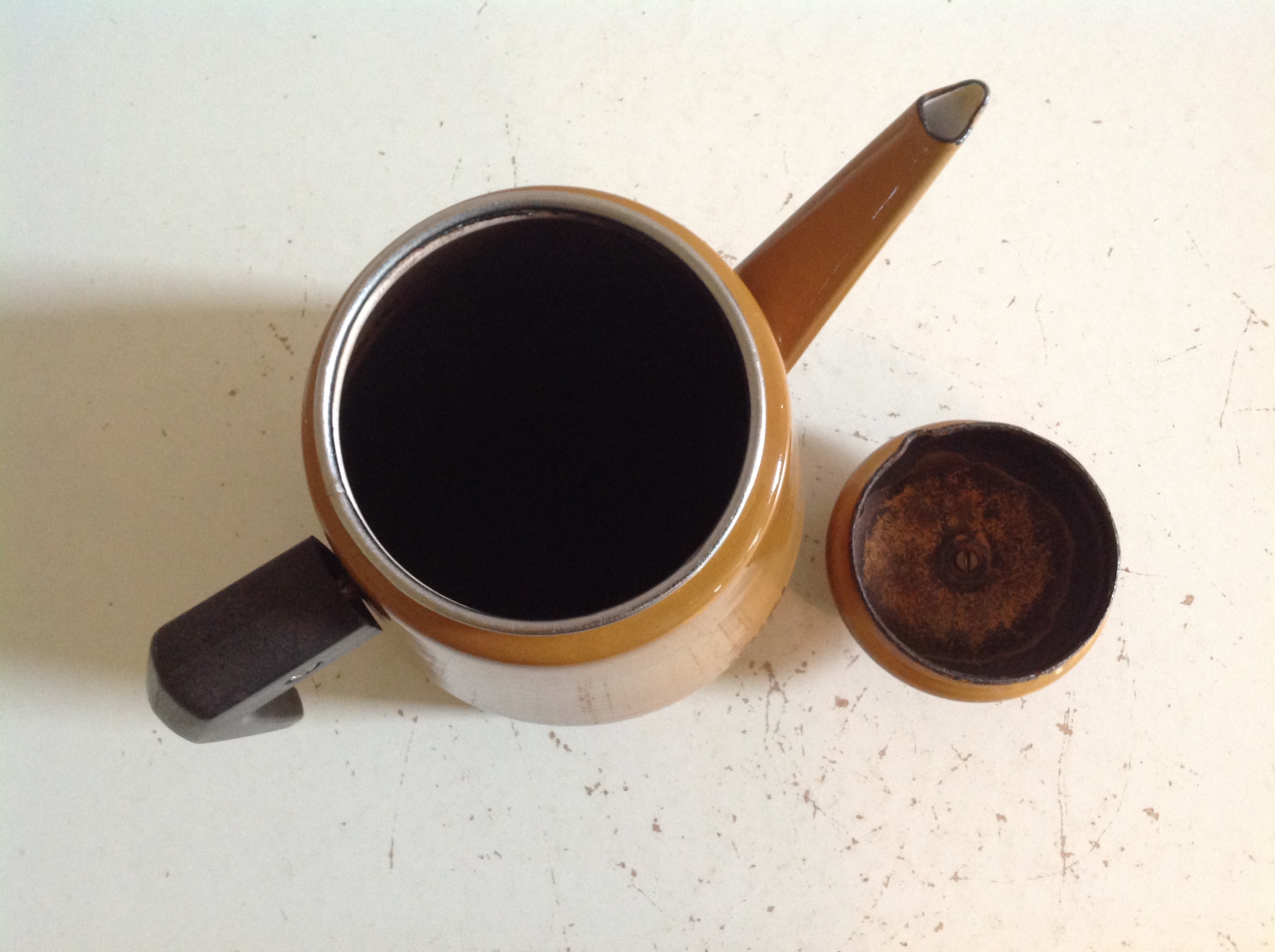 Koffiepot. Lichtbruin emaille.