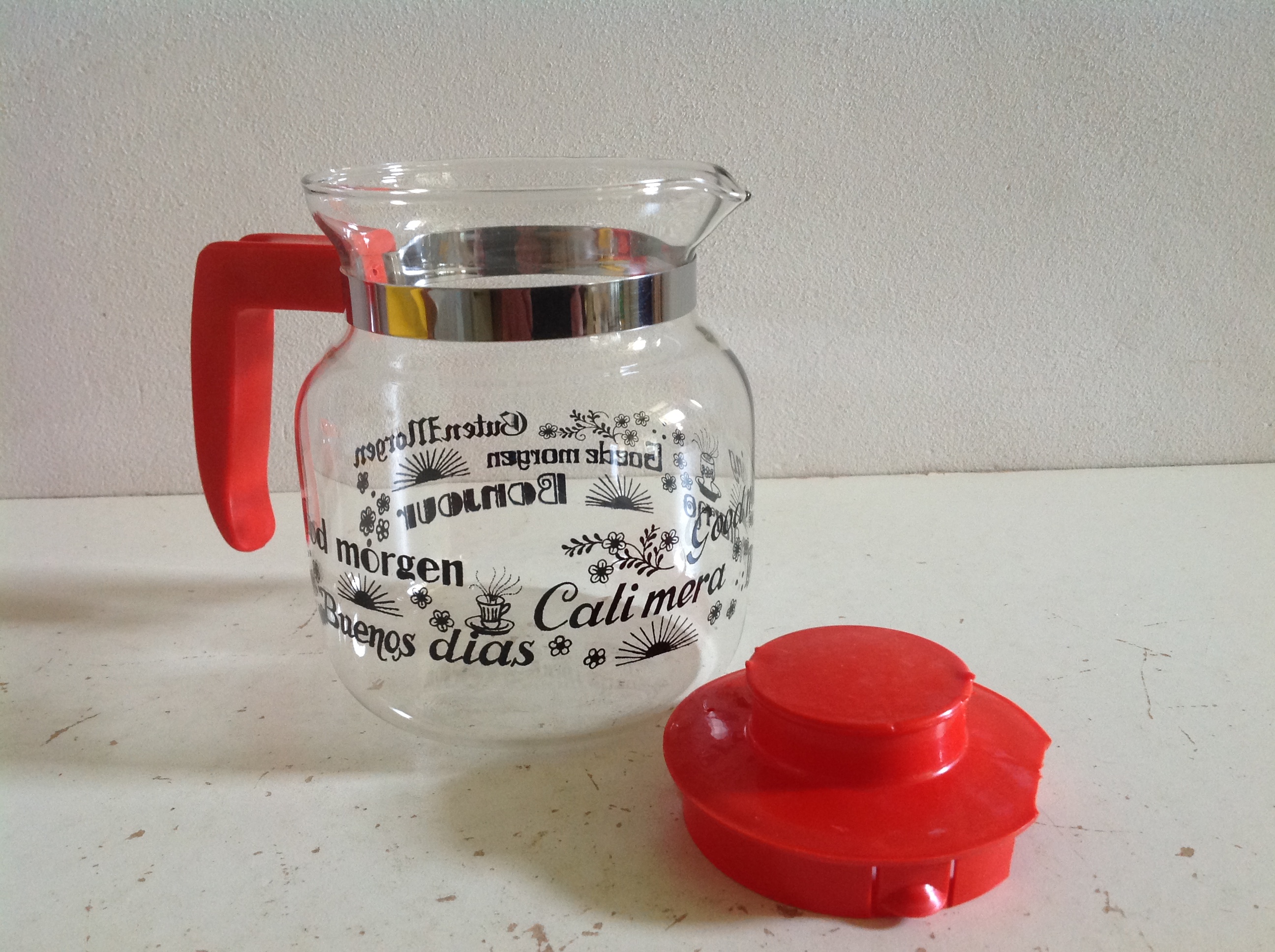 Set theeglazen, theepot en dienblad.