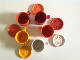 Kop en schotel/deksel. Roodbruin. Tupperware.