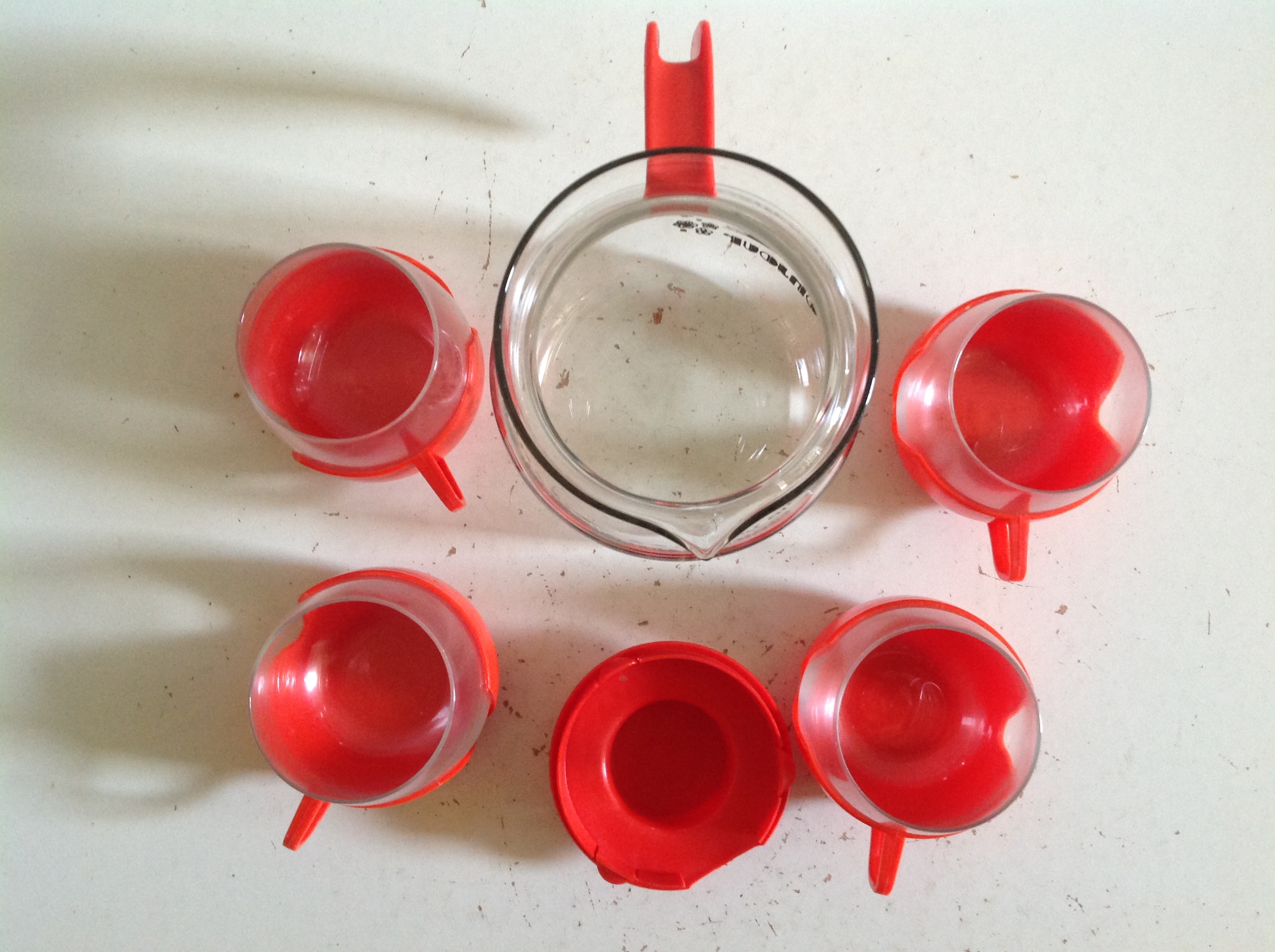 Set theeglazen, theepot en dienblad.