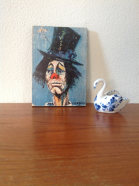 Kleine decoratie. Clown met hoed en bloem.