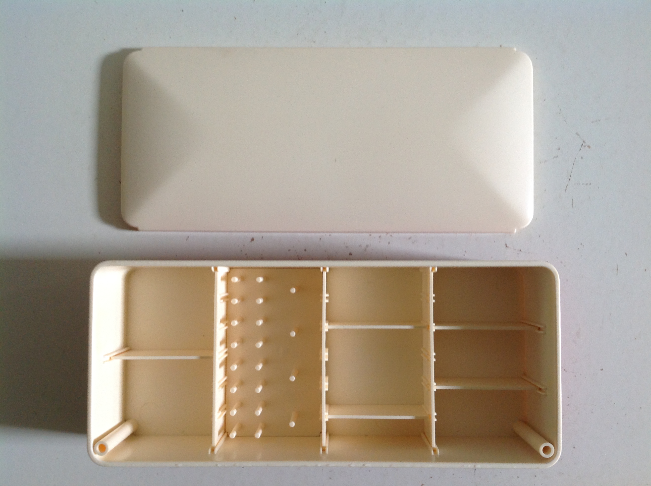 Naaigarnituren opbergbak.